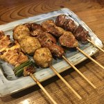 炭火工房 鳥庵 ばん吉 - 焼き鳥盛り
            ねぎま、つくね、きも、はつ、ずり
            全部うまし！