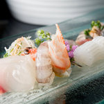 平尾 開 - 鮮度バツグンの刺身は、盛り付けも上品でかなり洗練されている