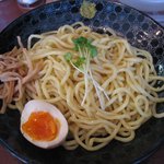 つけ麺　勝どき 小林家 - モチモチのストレート太麺には貝割れ・細切りメンマ・柚子胡椒が添えられる