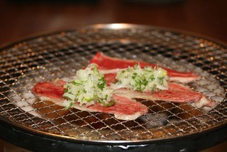 Sumibiyakiniku Goemon - 「神戸牛ねぎカルビ」　薄切りのカルビをさっと炙って特製ねねぎを巻いて食べると美味しさ倍増です。