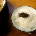 麺's 冨志 - 小ライスにはゆかりがかけてあります。