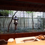 Akasaka Kikunoi - お庭を眺めながら