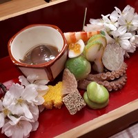 赤坂 菊乃井 - 綺麗✨✨鯛木の芽寿司 蝶々長芋 煎り卵 床節
                  一寸豆 花弁百合根 いくら醤油漬 花弁独活 蕨烏賊
                  花見串（アボカド味噌漬 海老艶煮 鯛肝松風） 蛍烏賊紹興酒漬け　蛸