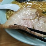 家系ラーメン 近藤家 - チャーシューは大き目、バラに見えるが食べるとロース