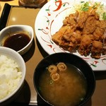 やよい軒 - 鶏もも一枚揚げ定食(にんにく醤油) 890円、ご飯のお代りはセルフで無料、1食無料キャンペーンの無料券を1枚頂きました