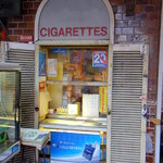 コーヒーセピア - 入口横に昔ながらの煙草屋さんの窓