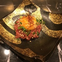 焼肉 拍手喝采 - 希少部位の炙りユッケ！