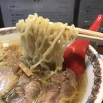 仙台中華そば 銘店嘉一 - 良く揉み込まれた縮れ麺がスープを拾います