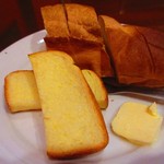 ビストロ アオキ - パンは量多い！