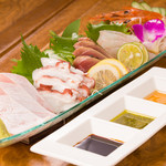 Eat with 3 types of sauce! 3 assorted sashimi