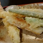 Ichino An - 天ぷらは海老が二本と野菜とちくわ。お蕎麦屋さんでちくわ天って変わってる。。海老は長めでスレンダー。衣は表面はさくっとしていましたが内側は若干ペとっとしていました