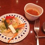 ハリマ・ケバブ・ビリヤニ - 定番サラダとラッサム