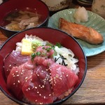 初島 - マグロ & 焼魚 (鮭カマ)セット定食 800円