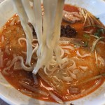 美食人 エピキュア 歓歓 - 坦々麺の平打ち麺は、きしめんとパスタのフィットチーネの中間のような感じです。