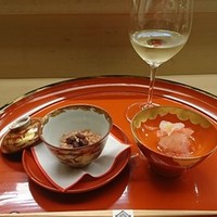 赤坂 菊乃井 - お祝いのお食事。
                お赤飯と紅白の酢の物