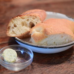 ファクトリー - 【クロックマダムプレート@1,250円】メインの前に登場する、美味なパンたち。そして、ハーブ入りのバター