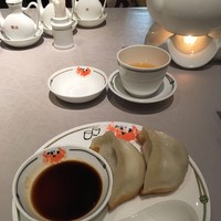 中国飯店 富麗華 - 焼き餃子。皮がもちもちしていて、肉汁がじゅわーっと溢れ出す。何とも言えない素晴らしい風味の美味しい餃子です。