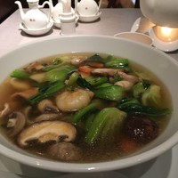 中国飯店 富麗華 - 6種類の中から五目そばを選びました。上品で澄んだスープがエビに良くあっています。でも、チンゲンサイは、ランチのせいか根元ばかり。。。