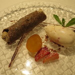 リストランテ サクラ - 自家製リコッタチーズのクリームを詰めたヨモギ風味のカンノーロ　金柑のコンポート　桜のジェラート