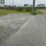 カフェ シロイロ - 駐車場は少し狭めの3台