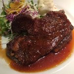 肉バル×ワイン酒場 肉87 - ドレッシングを食べさせられるステーキ
            ビッショビショ♡