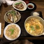 手打うどん春日井 - けいらんうどん、煮豚ポン酢、小魚の南蛮漬け、かやくご飯