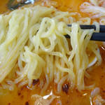 Taiwan Ryourikinjou - 「豚骨台湾マーラーメン」やや縮れのある黄色っぽい細麺