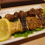 Manryou - (手前から)若どり串 150円、カシラ串 150円