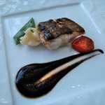 アトリウム - [料理] 天然真鯛のポワレ ひじきとバルサミコのクーリ プレート全景♪ｗ