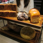 sincere - ワゴンいっぱいのパン！