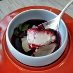 アトリウム - [料理] アーモンドミルクのブランマンジェ 洋梨添え カシス風味ソース ②