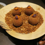 sincere - アミューズ：オニオンリング、海老のコロッケ パプリカ風味、白魚とハーブ 菜の花のサブレ、 五つの味のトマト、ポロ葱と生ハム カマンベールチーズのコルネ5