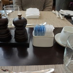 アトリウム - [内観] 店内 テーブル上 調味料類