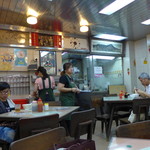 好到底麺家 - 老舗の風格ある店内。