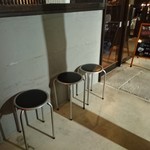 麺や 結 - 外待ち用の椅子（以前のベンチは盗難されてしまったそうです）