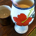 やちむんカフェ ぐんじょう - 完熟バナナと沖縄黒糖のスムージー（432円）