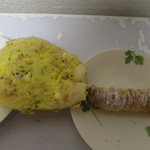 アミール - （左から）バジルとクワトロ、朝炊きカスタードのクリームホルン