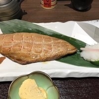 高級ブランド干物 『銀座伴助』 銀座本店 - 縞ほっけ
                大サイズの縞ホッケ干物は旨味が詰まってます。
                左下に添えてあるのは、奈良漬け。良い脇役です。