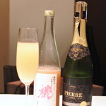 ピアッティ カステリーナ - 桃のお酒とノンアルをスパークリンウォーターで割ったドリンクグ