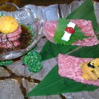 焼肉割烹 YP流 宗右衛門町本店 - ②向付 ○タンユッケ ○クリームチーズ梅肉掛け
                ○本日の和牛うに包み