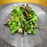 ラ・ファソン 古賀 - サラダ:桜海老の上新粉揚げ ホタルイカの自家製スモーク リンゴ酢、塩麹、柚子風味のサラダ
