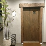 やき鳥 たかはし - 重厚な扉がお出迎え