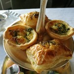 1885 - 温製セイボリ―はマレーシアらしいカリーパフと、オーガニックほうれん草のキッシュ