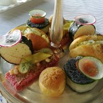 1885 - 斬新な見た目のフィンガーサンドは5種類、トリュフ香る玉子サンドやスモークサーモンのタルタルが好み