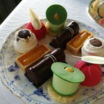 1885 - 色鮮やかなプチフールは5種類、鮮やかなグリーンが南国らしいパンダンリーフや、チョコが重厚なベルギー風マルキーズ