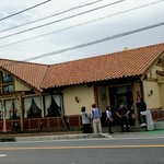 さわやか - 開店30分前　待ち合いスペースに入れずの外待ち　駐車場はすでに満車