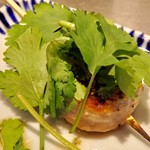 博多串焼き バッテンよかとぉ - 「パクチー巻き串」(250円)。