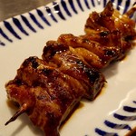 博多串焼き バッテンよかとぉ - 「名物しろ」(140円)。