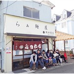 飯田商店 - 外観。右奥にたくさん待ってます。