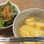 聚楽亭 - 和牛カルビ丼ランチ¥1000のサラダとスープ